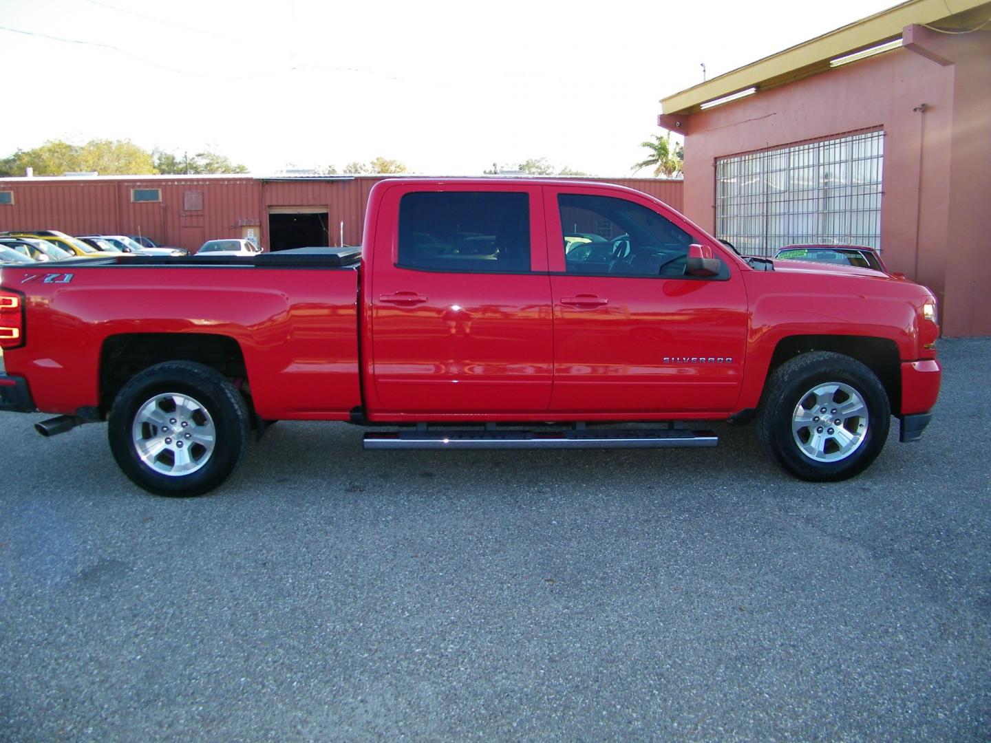 2018 Red /Black Chevrolet Silverado 1500 LT Z71 (3GCUKREC8JG) with an 5.3 V8 engine, Automatic transmission, located at 4000 Bee Ridge Road, Sarasota, FL, 34233, (941) 926-0300, 27.298664, -82.489151 - Photo#3